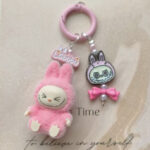 DIY-03 座り姿バージョン、現象的ヒット商品、ファッションアクセサリー・キーホルダー・バッグチャーム・スマホチャームとして活用可能で、贈り物にも最適なアイテム - Image 8