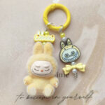 DIY-03 座り姿バージョン、現象的ヒット商品、ファッションアクセサリー・キーホルダー・バッグチャーム・スマホチャームとして活用可能で、贈り物にも最適なアイテム - Image 3