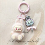 DIY-03 座り姿バージョン、現象的ヒット商品、ファッションアクセサリー・キーホルダー・バッグチャーム・スマホチャームとして活用可能で、贈り物にも最適なアイテム - Image 2