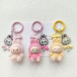 DIY-03 座り姿バージョン、現象的ヒット商品、ファッションアクセサリー・キーホルダー・バッグチャーム・スマホチャームとして活用可能で、贈り物にも最適なアイテム