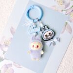 DIY-04 立ち姿バージョン、現象的ヒット商品、ファッションアクセサリー・キーホルダー・バッグチャーム・スマホチャームとして活用可能で、贈り物にも最適なアイテム - Image 4